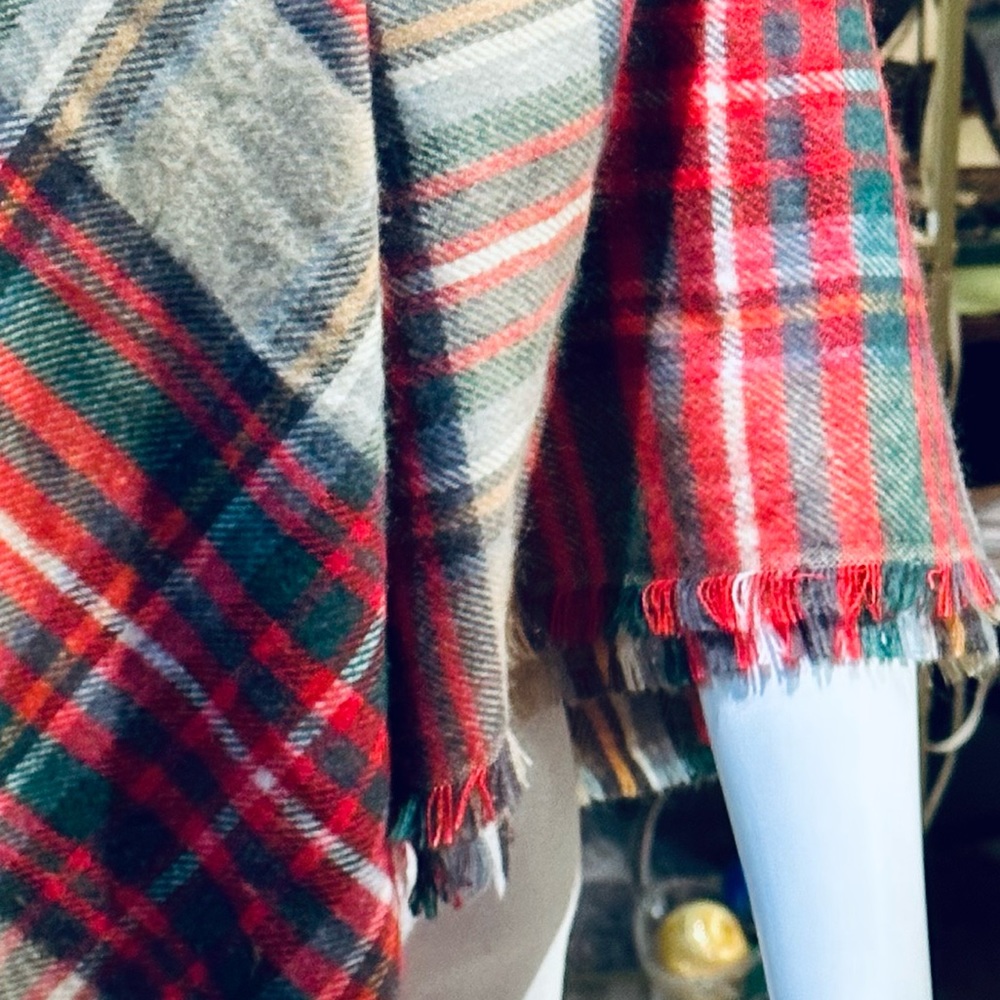 🌟3xHP🌟NWOT Red & Tan Tartan Plaid Large Square Acrylic Scarf Wrap - Picture 4 of 7